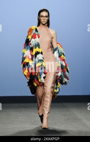 Ein Model geht auf der Maria ESCOTE Show während der Mercedes-Benz Madrid Fashion Week Herbst/Winter 2017/2018 auf der IFEMA am 17. Februar 2017 in Madrid, Spanien (Foto von Oscar Gonzalez/NurPhoto) *** Bitte benutzen Sie das Credit Field *** Stockfoto