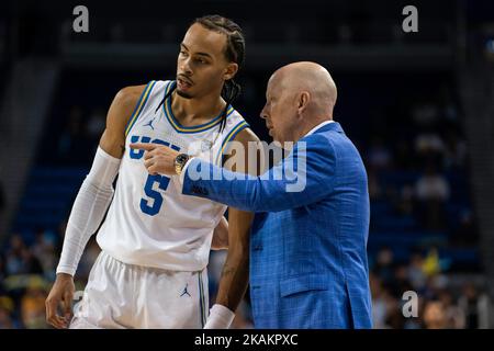 UCLA Bruins Cheftrainer Mick Cronin spricht mit dem Wärter Amari Bailey (5) während eines NCAA-Basketballspiels für Männer gegen den Concordia Golden Eagle Stockfoto