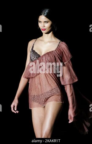 Ein Model geht auf der Andres Sarda Show während der Mercedes-Benz Madrid Fashion Week Herbst/Winter 2017/2018 auf der IFEMA am 18. Februar 2017 in Madrid, Spanien (Foto von Oscar Gonzalez/NurPhoto) *** Bitte benutzen Sie das Credit Field *** Stockfoto