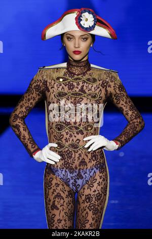 Ein Model geht auf der Andres Sarda Show während der Mercedes-Benz Madrid Fashion Week Herbst/Winter 2017/2018 auf der IFEMA am 18. Februar 2017 in Madrid, Spanien (Foto von Oscar Gonzalez/NurPhoto) *** Bitte benutzen Sie das Credit Field *** Stockfoto