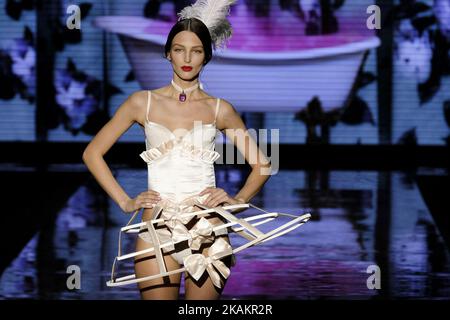 Ein Model geht auf der Andres Sarda Show während der Mercedes-Benz Madrid Fashion Week Herbst/Winter 2017/2018 auf der IFEMA am 18. Februar 2017 in Madrid, Spanien (Foto von Oscar Gonzalez/NurPhoto) *** Bitte benutzen Sie das Credit Field *** Stockfoto