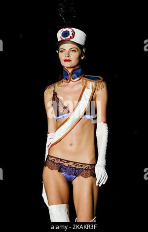 Ein Model geht auf der Andres Sarda Show während der Mercedes-Benz Madrid Fashion Week Herbst/Winter 2017/2018 auf der IFEMA am 18. Februar 2017 in Madrid, Spanien (Foto von Oscar Gonzalez/NurPhoto) *** Bitte benutzen Sie das Credit Field *** Stockfoto