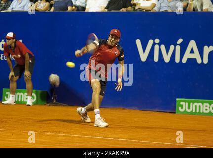 Carlos Berlocq aus Argentinien gibt den Ball an Thiago Monteiro aus Brasilien zurück, während eines Tennisspiels der ATP Argentina Open in Buenos Aires, Argentinien, Freitag, den 17. Februar, 2017. (Foto von Gabriel Sotelo/NurPhoto) *** Bitte benutzen Sie die Gutschrift aus dem Kreditfeld *** Stockfoto