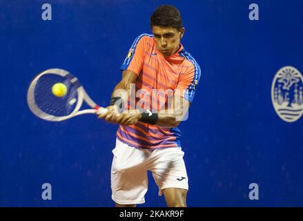 Thiago Monteiro aus Brasilien gibt den Ball an Carlos Berlocq aus Argentinien zurück, während eines Tennisspiels der ATP Argentina Open in Buenos Aires, Argentinien, Freitag, den 17. Februar, 2017. (Foto von Gabriel Sotelo/NurPhoto) *** Bitte benutzen Sie die Gutschrift aus dem Kreditfeld *** Stockfoto