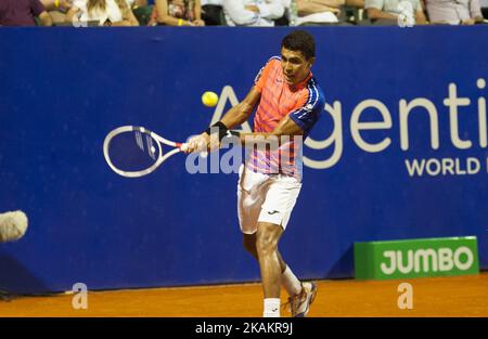 Thiago Monteiro aus Brasilien gibt den Ball an Carlos Berlocq aus Argentinien zurück, während eines Tennisspiels der ATP Argentina Open in Buenos Aires, Argentinien, Freitag, den 17. Februar, 2017. (Foto von Gabriel Sotelo/NurPhoto) *** Bitte benutzen Sie die Gutschrift aus dem Kreditfeld *** Stockfoto