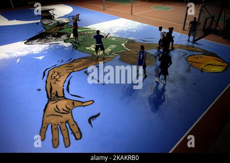 Graffiti des griechischen NBA-Spielers Giannis Antetokounmpo in Athen, Griechenland, 17. Februar 2017. Nike schuf in Zusammenarbeit mit dem Graffiti-Künstler Same84 im Freigelände Triton in Sepolia ein beeindruckendes Graffiti, wo der griechische internationale Spieler seine ersten Schritte im Basketball machte und Antetokounmpo einen Slam-Dunk zeigte. Giannis Antetokounmpo ist ein griechischer Profi-Basketballspieler für die Milwaukee Bucks der National Basketball Association. Sein Spitzname ist „der Grieche FreakÂ“. (Foto von Giorgos Georgiou/NurPhoto) *** Bitte benutzen Sie die Gutschrift aus dem Kreditfeld *** Stockfoto