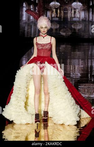 Ein Model geht auf der Andres Sarda Show während der Mercedes-Benz Madrid Fashion Week Herbst/Winter 2017/2018 auf der IFEMA am 18. Februar 2017 in Madrid, Spanien (Foto von Oscar Gonzalez/NurPhoto) *** Bitte benutzen Sie das Credit Field *** Stockfoto