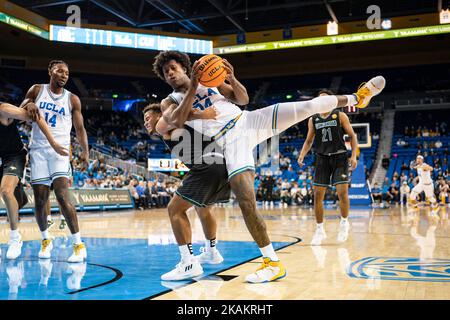 Der UCLA Bruins-Wächter David Singleton (34) bekommt einen Rebound und wird während einer NCAA-Männerausstellung b von der Concordia Golden Eagles-Garde Kobe Sanders (1) angestachelt Stockfoto