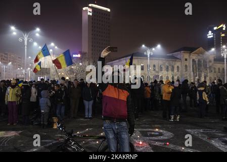 Hunderte von Demonstranten versammelten sich vor dem Regierungssitz auf dem Siegesplatz und forderten den Rücktritt von Premierminister Sorin Grindeanu am 15. Februar 2017 in Bukarest, Rumänien. Die Proteste in Rumänien dauern an, trotz der Aufhebung des umstrittenen Korruptionsdekrets und des Rücktritts des Justizministers. Hunderte von Demonstranten versammelten sich vor dem Regierungssitz auf dem Siegesplatz und forderten den Rücktritt von Premierminister Sorin Grindeanu am 18. Februar 2017 in Bukarest, Rumänien. Die Proteste in Rumänien dauern an, trotz der Aufhebung des umstrittenen Korruptionsdekrets und des Rücktrittes Stockfoto