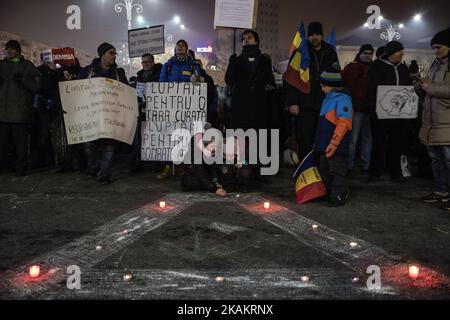 Hunderte von Demonstranten versammelten sich vor dem Regierungssitz auf dem Siegesplatz und forderten den Rücktritt von Premierminister Sorin Grindeanu am 15. Februar 2017 in Bukarest, Rumänien. Die Proteste in Rumänien dauern an, trotz der Aufhebung des umstrittenen Korruptionsdekrets und des Rücktritts des Justizministers. Hunderte von Demonstranten versammelten sich vor dem Regierungssitz auf dem Siegesplatz und forderten den Rücktritt von Premierminister Sorin Grindeanu am 18. Februar 2017 in Bukarest, Rumänien. Die Proteste in Rumänien dauern an, trotz der Aufhebung des umstrittenen Korruptionsdekrets und des Rücktrittes Stockfoto