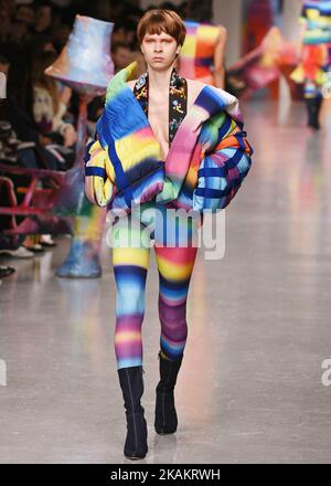 Ein Model läuft auf der Piste der FYODOR GOLAN Show während der Kollektionen der London Fashion Week February 2017 am 17. Februar 2017 in London, England. (Foto von Karyn Louise/NurPhoto) *** Bitte nutzen Sie die Gutschrift aus dem Kreditfeld *** Stockfoto