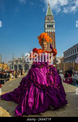 Claudia Marchiori, die Gewinnerin der Ausgabe 2016 des „Festa delle Marie“ (Marie-Wettbewerb), tritt am 19. Februar 2017 in Venedig als Engel des neuen Karnevals auf. Der "Flug des Engels" ist ein traditionelles Ereignis, das in die Zeit der Serenissima zurückgeht, wo ein unbekannter Gast Venedigs am Seil vom San Marco Glockenturm bis zur Mitte des Platzes fliegt. (Foto von Roberto Silvino/NurPhoto) *** Bitte nutzen Sie die Gutschrift aus dem Kreditfeld *** Stockfoto