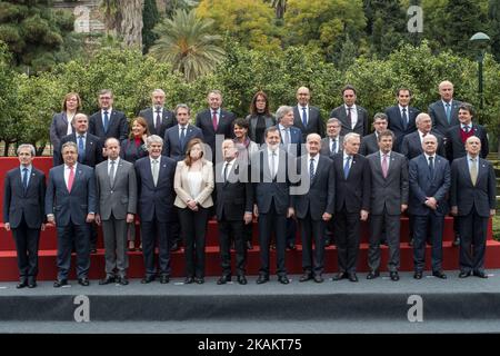 (Erste Reihe) der spanische Premierminister Mariano Rajoy (CR) und der Präsident der Französischen Republik Francois Hollande (CL) posieren für ein Familienfoto, flankiert von der Präsidentin der andalusischen Regionalregierung Susana Diaz (5L), dem Bürgermeister von Malaga Francisco de la Torre (5R), dem spanischen Innenminister Juan Ignacio Zoido (2L), Der französische Justizminister Jean-Jacques Urvoas (3L), der spanische Außenminister Alfonso Maria Dastis (4L), der französische Außenminister Jean-Marc Ayrault (4R), der spanische Justizminister Rafael Catala (3R), der französische Innenminister Bruno Le Roux (2R), der spanische Umweltminister (mittlere Reihe) Stockfoto