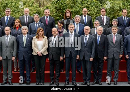 (Erste Reihe) der spanische Premierminister Mariano Rajoy (4R) und der Präsident der Französischen Republik Francois Hollande (4L) posieren für ein Familienfoto, flankiert von der Präsidentin der andalusischen Regionalregierung Susana Diaz (3L), dem Bürgermeister von Malaga Francisco de la Torre (3R), dem französischen Justizminister Jean-Jacques Urvoas (L), Der spanische Außenminister Alfonso Maria Dastis (2L), der französische Außenminister Jean-Marc Ayrault (2R), der spanische Justizminister Rafael Catala (R), der spanische Minister für Wirtschaft und Wettbewerbsfähigkeit Luis de Guindos (L), der französische Minister für Ökologie, Sustainable Develo Stockfoto