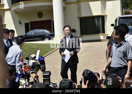 Der nordkoreanische Botschafter in Malaysia, Kang Chol, spricht am 20. Februar 2017 vor der Botschaft Nordkoreas in Kuala Lumpur, Malaysia, die Medien an. (Foto von Chris Jung/NurPhoto) *** Bitte nutzen Sie die Gutschrift aus dem Kreditfeld *** Stockfoto