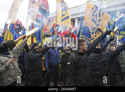 Ukrainische Aktivisten verschiedener rechter Parteien (rechter Sektor, Nationales Korps und Freiheitspartei) und ihre Anhänger nehmen am 22. Februar 2017 im Zentrum von Kiew, Ukraine, an einem „Nationalen marsch der würde“ Teil. Aktivisten protestieren gegen die Privatisierung staatlicher Unternehmen und fordern, den Handel einiger ukrainischer Geschäftsleute mit russisch unterstützten Separatisten in der ostukrainischen Konfliktzone zu blockieren. (Foto von STR/NurPhoto) *** Bitte nutzen Sie die Gutschrift aus dem Kreditfeld *** Stockfoto