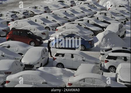 Ein Autoverkäufer läuft am 23 2017. Februar auf dem Hof des internationalen Konferenz- und Ausstellungszentrums Harbin in der chinesischen Stadt Harbin.der Automobilmarkt begann 2017 etwas kalt. Laut den neuesten Daten zeigen, dass Chinas Pkw-Markt Performance ist schlecht Anfang dieses Jahres.nach Angaben der nationalen Pkw-Verkäufe für Januar 2,075 Millionen, sank 9,3%, um 23,5% gegenüber dem Monat. Die Performance des neuen Energie-Pkw ist schlechter, der Gesamtumsatz liegt bei nur 5559 Einheiten, mit einem Anteil von 60%, und sank im Vergleich zum Vormonat um 87%.gleichzeitig stiegen die Lagerbestände der chinesischen Autohändler Stockfoto