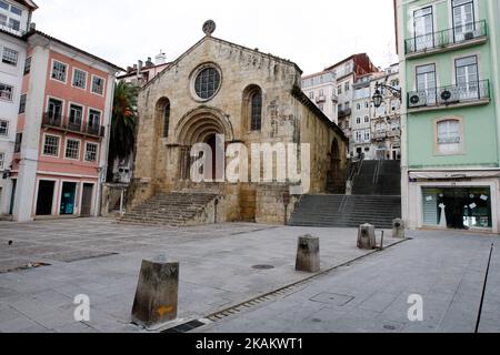 Die Kirchenfassade von Igreja de Santiago in Coimbra, Portugal Stockfoto