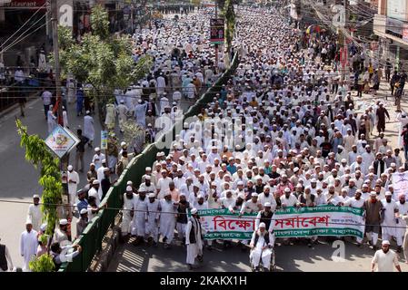 Aktivisten der islamistischen Gruppe aus Bangladesch beten am 24. Februar 2017 bei einem Protest in Dhaka. Hunderte von Anhängern einer Hardliner-islamistischen Gruppe aus Bangladesch veranstalteten am 24. Februar Proteste, in denen gefordert wurde, die Statue einer griechischen Göttin, die am Obersten Gerichtshof installiert wurde, zu zerstören oder zu entfernen. Die Skulptur von Themis, der mit verbundenen Augen verbundenen Gottheit von Gerechtigkeit und Ordnung, hat in der mehrheitlich muslimischen Nation Federn zerzaust, seit sie Ende letzten Jahres auf dem Gelände des obersten Gerichts des Landes enthüllt wurde. (Foto von Sony Ramany/NurPhoto) *** Bitte nutzen Sie die Gutschrift aus dem Kreditfeld *** Stockfoto