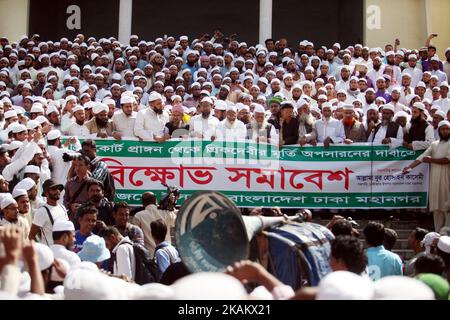 Aktivisten der islamistischen Gruppe aus Bangladesch beten am 24. Februar 2017 bei einem Protest in Dhaka. Hunderte von Anhängern einer Hardliner-islamistischen Gruppe aus Bangladesch veranstalteten am 24. Februar Proteste, in denen gefordert wurde, die Statue einer griechischen Göttin, die am Obersten Gerichtshof installiert wurde, zu zerstören oder zu entfernen. Die Skulptur von Themis, der mit verbundenen Augen verbundenen Gottheit von Gerechtigkeit und Ordnung, hat in der mehrheitlich muslimischen Nation Federn zerzaust, seit sie Ende letzten Jahres auf dem Gelände des obersten Gerichts des Landes enthüllt wurde. (Foto von Sony Ramany/NurPhoto) *** Bitte nutzen Sie die Gutschrift aus dem Kreditfeld *** Stockfoto