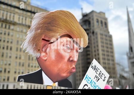 Bei einer Protestkundgebung zum Aufhebeln des Affordable Care Act vom 25. Februar 2017 in Philadelphia, PA, hält die Künstlerin Carla Krash ein Schild mit einem Cartoon-Bild von Donald Trump, das ein bewegliches Haarteil enthält. (Foto von Bastiaan Slabbers/NurPhoto) *** Bitte nutzen Sie die Gutschrift aus dem Kreditfeld *** Stockfoto