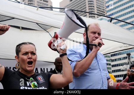 Der PA-Senator Daylin Leach (D) spricht auf einer Kundgebung am 25. Februar 2017 in Philadelphia, PA, gegen die Aufhebung des Affordable Care Act durch die Trump-Regierung. (Foto von Bastiaan Slabbers/NurPhoto) *** Bitte nutzen Sie die Gutschrift aus dem Kreditfeld *** Stockfoto