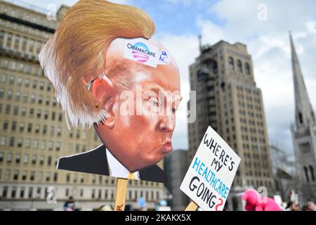 Bei einer Protestkundgebung zum Aufhebeln des Affordable Care Act vom 25. Februar 2017 in Philadelphia, PA, hält die Künstlerin Carla Krash ein Schild mit einem Cartoon-Bild von Donald Trump, das ein bewegliches Haarteil enthält. (Foto von Bastiaan Slabbers/NurPhoto) *** Bitte nutzen Sie die Gutschrift aus dem Kreditfeld *** Stockfoto