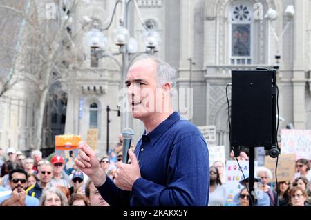 US-Senator Bob Casey (D) spricht eine Gruppe von mehreren hundert Menschen, die sich während einer Kundgebung am 25. Februar 2017 auf der Thomas Paine Plaza in der Innenstadt von Philadelphia versammelten, um gegen die Aufhebung des Affordable Care Act der Trump-Regierung zu protestieren. (Foto von Bastiaan Slabbers/NurPhoto) *** Bitte nutzen Sie die Gutschrift aus dem Kreditfeld *** Stockfoto