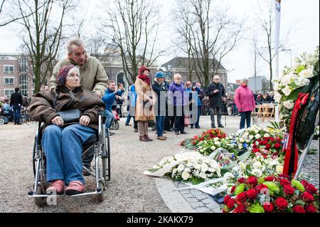 Die Menschen nehmen am 25. Februar 2017 in Amsterdam, Niederlande, an der Gedenkfeier zum Streik vom 1941. Februar Teil. An den Streik wird jedes Jahr am 25. Februar in Amsterdam erinnert. Der Generalstreik, der als Februarstreik bekannt ist, begann am 25. Februar 1941 als Reaktion auf antijüdische Maßnahmen der deutschen Besatzer der Niederlande. Der Februarstreik wurde von der damals illegalen niederländischen Kommunistischen Partei ausgerufen, und die Amsterdamer Hafenarbeiter streikten in Solidarität mit den 425 Juden, die zuvor von den Deutschen verhaftet und in das Konzentrationslager Mauthausen in Österreich deportiert wurden. Die Februar-Stri Stockfoto