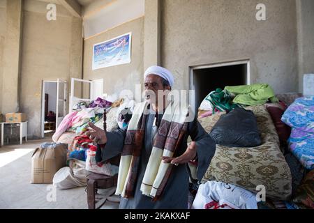 Der aus el-Arish geflohene Christ steht in der Evangelischen Kirche in Ismailia, 120 Kilometer (75 Meilen) östlich von Kairo, Ägypten, am Sonntag, den 26. Februar 2017. Ägyptische Christen fürchten Angriffe von Aktivisten des Islamischen Staats und fliehen zum vierten Tag aus dem flüchtigen nördlichen Teil der Sinai-Halbinsel, nachdem eine Reihe von religiösen Tötungen Hunderte von Menschen auf der Flucht waren und Anschuldigungen erhoben haben, dass die Regierung die Minderheit nicht schützt. (Foto von Fayed El-Geziry/NurPhoto) *** Bitte nutzen Sie die Gutschrift aus dem Kreditfeld *** Stockfoto