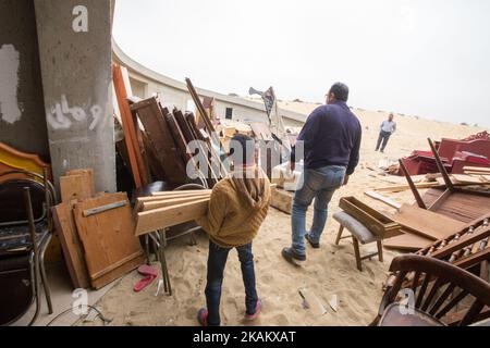 Der aus el-Arish geflohene Christ steht in der Evangelischen Kirche in Ismailia, 120 Kilometer (75 Meilen) östlich von Kairo, Ägypten, am Sonntag, den 26. Februar 2017. Ägyptische Christen fürchten Angriffe von Aktivisten des Islamischen Staats und fliehen zum vierten Tag aus dem flüchtigen nördlichen Teil der Sinai-Halbinsel, nachdem eine Reihe von religiösen Tötungen Hunderte von Menschen auf der Flucht waren und Anschuldigungen erhoben haben, dass die Regierung die Minderheit nicht schützt. (Foto von Fayed El-Geziry/NurPhoto) *** Bitte nutzen Sie die Gutschrift aus dem Kreditfeld *** Stockfoto