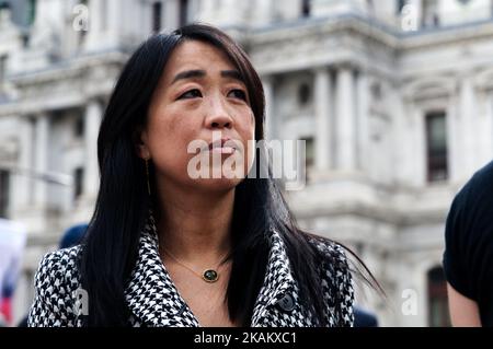 Die Ratsfrau Helen Gym ist eine der Sprecherinnen bei einer Kundgebung am 25. Februar 2017 in Philadelphia, PA, die gegen die Aufhebung des Affordable Care Act durch die Trump-Regierung protestierte. (Foto von Bastiaan Slabbers/NurPhoto) *** Bitte nutzen Sie die Gutschrift aus dem Kreditfeld *** Stockfoto