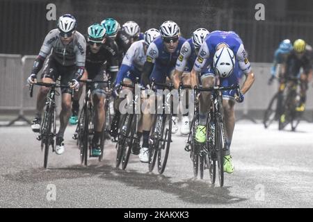 Fahrer aus Quick-Step Floors und Bora-Hansgrohe in Aktion während der vierten Etappe, einer 143km Yas Island Etappe auf dem F1 Yas Marina Circuit. Am Sonntag, den 26. Februar 2017, in Yas Marina Island, Abu Dhabi, VAE. (Foto von Artur Widak/NurPhoto) *** Bitte nutzen Sie die Gutschrift aus dem Kreditfeld *** Stockfoto