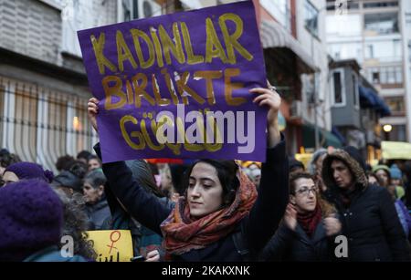 Frauen protestieren am 25. Februar 2017 in Istanbul, Türkei, gegen Gewalt gegen Frauen. (Foto von Erhan Demirtas/NurPhoto) *** Bitte nutzen Sie die Gutschrift aus dem Kreditfeld *** Stockfoto