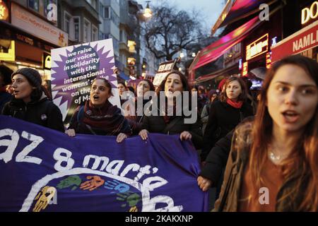 Frauen protestieren am 25. Februar 2017 in Istanbul, Türkei, gegen Gewalt gegen Frauen. (Foto von Erhan Demirtas/NurPhoto) *** Bitte nutzen Sie die Gutschrift aus dem Kreditfeld *** Stockfoto