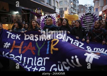 Frauen protestieren am 25. Februar 2017 in Istanbul, Türkei, gegen Gewalt gegen Frauen. (Foto von Erhan Demirtas/NurPhoto) *** Bitte nutzen Sie die Gutschrift aus dem Kreditfeld *** Stockfoto