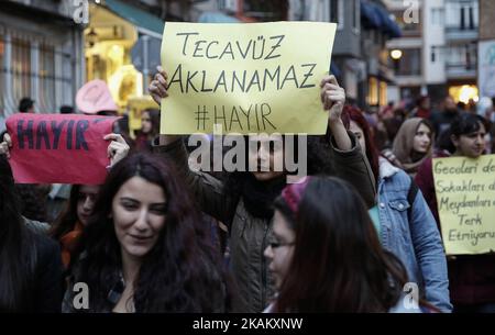 Frauen protestieren am 25. Februar 2017 in Istanbul, Türkei, gegen Gewalt gegen Frauen. (Foto von Erhan Demirtas/NurPhoto) *** Bitte nutzen Sie die Gutschrift aus dem Kreditfeld *** Stockfoto