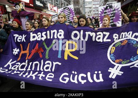 Frauen protestieren am 25. Februar 2017 in Istanbul, Türkei, gegen Gewalt gegen Frauen. (Foto von Erhan Demirtas/NurPhoto) *** Bitte nutzen Sie die Gutschrift aus dem Kreditfeld *** Stockfoto