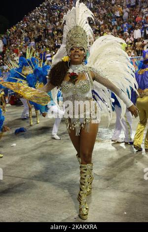 Feiernden tritt am 28. Februar 2017 in der zweiten Nacht des Karnevals von Rio im Sambadrome in Rio de Janeiro, Brasilien, auf. (Foto von Gilson Borba/NurPhoto) *** Bitte nutzen Sie die Gutschrift aus dem Kreditfeld *** Stockfoto