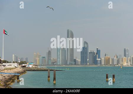 Ein Blick vom Yachthafen von Abu Dhabi auf den Strand von Abu Dhabi und die Wolkenkratzer von Al Hosn und Al Danah im Hintergrund. Am Freitag, den 24. Februar 2017, in Abu Dhabi, VAE. (Foto von Artur Widak/NurPhoto) *** Bitte nutzen Sie die Gutschrift aus dem Kreditfeld *** Stockfoto