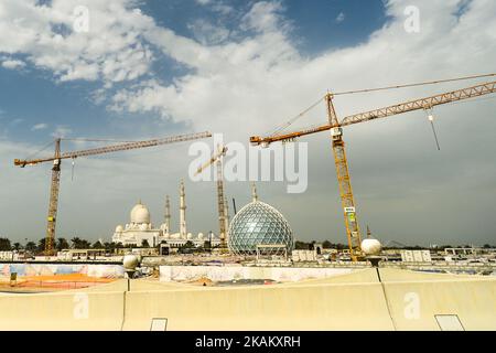 Ein Blick auf die Baustelle an einer Seite der Großen Moschee von Sheikh Zayed in Abu Dhabi, die als die wichtigste Stätte für Gottesdienste im Land gilt und mit einer Kapazität von mehr als 40.000 Gläubigen eine der größten Moscheen der Welt ist. Am Freitag, den 24. Februar 2017, in Abu Dhabi, VAE. (Foto von Artur Widak/NurPhoto) *** Bitte nutzen Sie die Gutschrift aus dem Kreditfeld *** Stockfoto