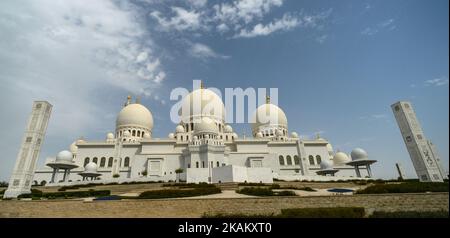 Ein Panoramablick auf die große Moschee von Sheikh Zayed in Abu Dhabi, die als wichtigste Stätte für Gottesdienste im Land gilt und mit einer Kapazität von mehr als 40.000 Gläubigen eine der größten Moscheen der Welt ist. Am Freitag, den 24. Februar 2017, in Abu Dhabi, VAE. (Foto von Artur Widak/NurPhoto) *** Bitte nutzen Sie die Gutschrift aus dem Kreditfeld *** Stockfoto