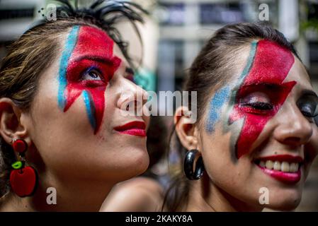 Nachtschwärmer nehmen an der Karnevalsgruppenparade Teil, die den Sänger David Bowie am 28. Februar 2017 in Sao Paulo, Brasilien, durch die Straßen der Innenstadt ehrt. Der ikonische Musiker starb am 10. Januar 2016 in New York City. (Foto von Cris FAGA/NurPhoto) *** Bitte nutzen Sie die Gutschrift aus dem Kreditfeld *** Stockfoto