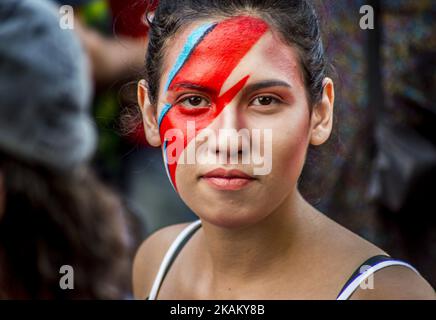 Nachtschwärmer nehmen an der Karnevalsgruppenparade Teil, die den Sänger David Bowie am 28. Februar 2017 in Sao Paulo, Brasilien, durch die Straßen der Innenstadt ehrt. Der ikonische Musiker starb am 10. Januar 2016 in New York City. (Foto von Cris FAGA/NurPhoto) *** Bitte nutzen Sie die Gutschrift aus dem Kreditfeld *** Stockfoto