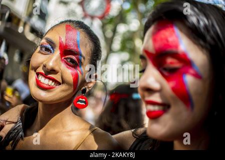 Nachtschwärmer nehmen an der Karnevalsgruppenparade Teil, die den Sänger David Bowie am 28. Februar 2017 in Sao Paulo, Brasilien, durch die Straßen der Innenstadt ehrt. Der ikonische Musiker starb am 10. Januar 2016 in New York City. (Foto von Cris FAGA/NurPhoto) *** Bitte nutzen Sie die Gutschrift aus dem Kreditfeld *** Stockfoto