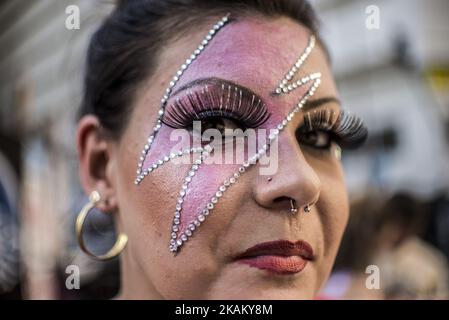 Nachtschwärmer nehmen an der Karnevalsgruppenparade Teil, die den Sänger David Bowie am 28. Februar 2017 in Sao Paulo, Brasilien, durch die Straßen der Innenstadt ehrt. Der ikonische Musiker starb am 10. Januar 2016 in New York City. (Foto von Cris FAGA/NurPhoto) *** Bitte nutzen Sie die Gutschrift aus dem Kreditfeld *** Stockfoto