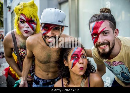 Nachtschwärmer nehmen an der Karnevalsgruppenparade Teil, die den Sänger David Bowie am 28. Februar 2017 in Sao Paulo, Brasilien, durch die Straßen der Innenstadt ehrt. Der ikonische Musiker starb am 10. Januar 2016 in New York City. (Foto von Cris FAGA/NurPhoto) *** Bitte nutzen Sie die Gutschrift aus dem Kreditfeld *** Stockfoto