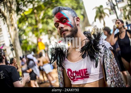 Nachtschwärmer nehmen an der Karnevalsgruppenparade Teil, die den Sänger David Bowie am 28. Februar 2017 in Sao Paulo, Brasilien, durch die Straßen der Innenstadt ehrt. Der ikonische Musiker starb am 10. Januar 2016 in New York City. (Foto von Cris FAGA/NurPhoto) *** Bitte nutzen Sie die Gutschrift aus dem Kreditfeld *** Stockfoto