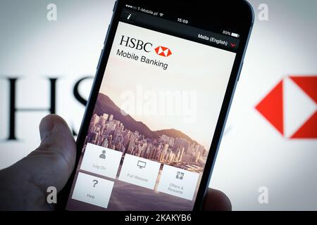 Die Smartphone-App für das HSBC-Banking wird am 1. März 2017 in Bydgoszcz, Polen, angezeigt. Zuvor hat HSBC Kenntnis davon erhalten, dass es Probleme mit dem Online-Banking-System gab, und Benutzer konnten sich nicht anmelden. (Foto von Jaap Arriens/NurPhoto) *** Bitte benutzen Sie die Gutschrift aus dem Kreditfeld *** Stockfoto