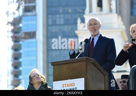 Der Gouverneur von Pennsylvania, Tom Wolf, spricht auf der Bühne, während sich die Führer der interreligiösen Kirche und der Gemeinden bei einer „Stand Against Hate“-Kundgebung am 2. März 2017 in der Independence Mall in Philadelphia, PA, von lokalen gewählten Vertretern treffen. (Foto von Bastiaan Slabbers/NurPhoto) *** Bitte nutzen Sie die Gutschrift aus dem Kreditfeld *** Stockfoto